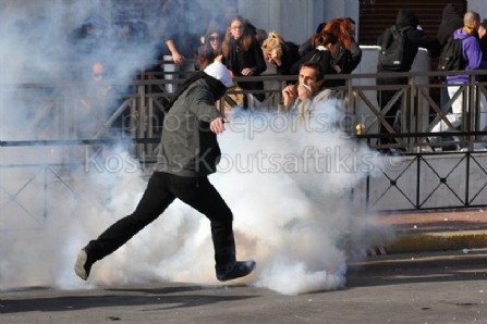Διαδηλώσεις αθήνα Ελλάδα νεολαία ι δακρυγόνα αστυνομία